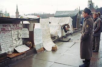 Sovietų armijos kareivis žiūri į Michailo Gorbačiovo portretą Maskvoje, 1990 m. lapkričio 6 d.