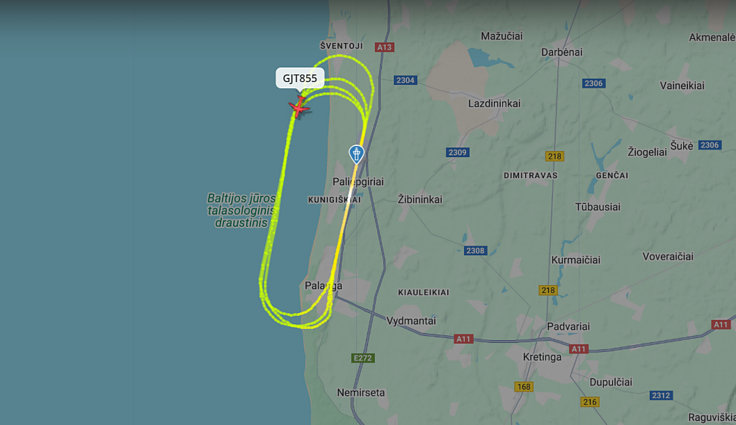 Virš Palangos ratus suka „GetJet Airlines“ lėktuvas „Airbus A320–214“