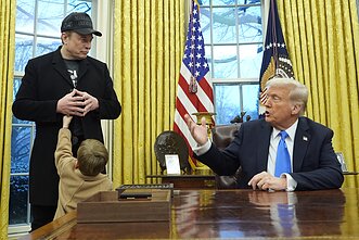 Elonas Muskas su sūnumi X Æ A-Xii ir Donaldas Trumpas Ovaliajame kabinete 2025 m. vasario 11 d. 