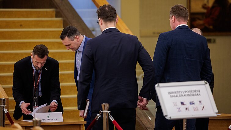 Neįprasta salė ir blokuojamas ryšys: po daugiau nei 30 m. Seime surengtas uždaras posėdis