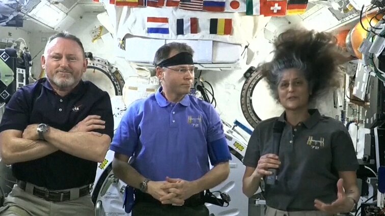 Daugiau nei devynis mėnesius kosmoso stotyje įstrigę astronautai – pakeliui namo
