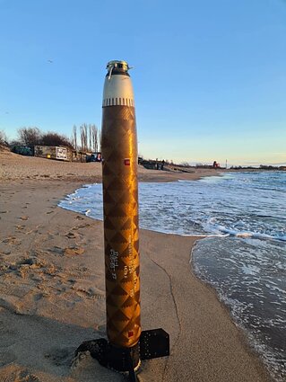 Klaipėdos paplūdimyje aptiktas keistas radinys, kuris primena raketą.