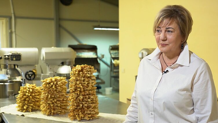 Į kaimą sugrįžusi Jolanta ėmėsi šakočių kepimo: tyliai prasitariau dukroms ir jos palaikė