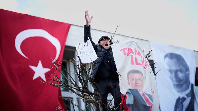 „Bando uzurpuoti mūsų tautos valią“: Turkijos opozicija kaltina Erdoganą perversmu