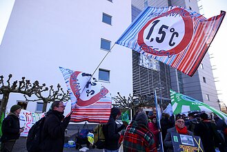 Protestuotojai prieš teismo posėdį Protestuotojai prieš teismo posėdį