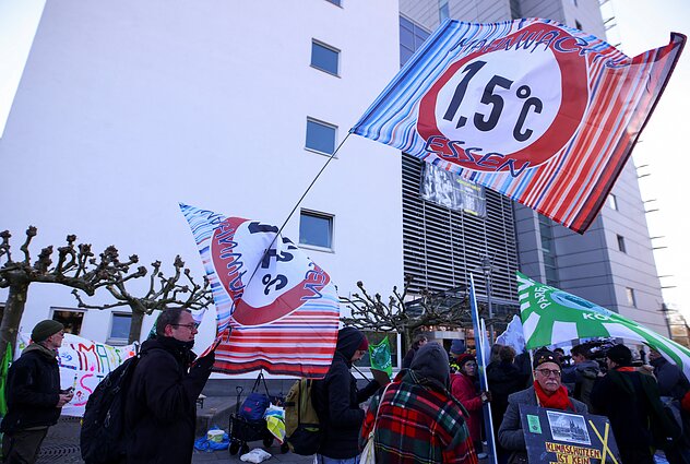 Protestuotojai prieš teismo posėdį Protestuotojai prieš teismo posėdį