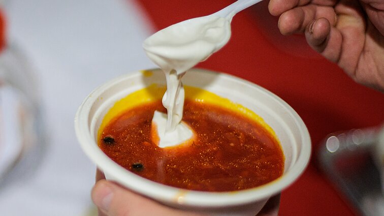 „Stengiamės prisidėti prie tų sugrubusių širdelių“: Biržuose alkstantiems dalijama sriuba