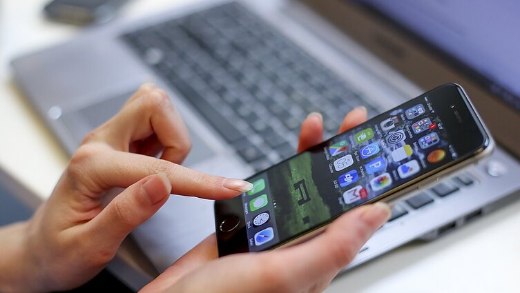 Žmonės buriasi į klubus, kur laiką leidžia be ekranų: telefonai paliekami spintelėse