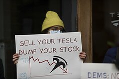 Per pasaulį ritasi prieš Eloną Muską ir „Teslą“ nukreipti protestai
