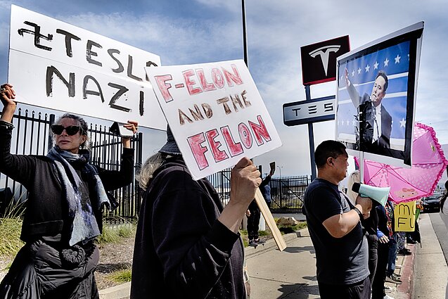 Per pasaulį ritasi prieš Eloną Muską ir „Teslą“ nukreipti protestai