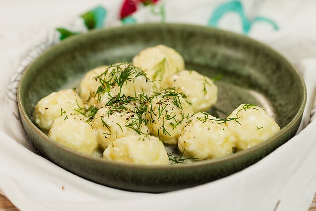 Primins jaukias vaikystės akimirkas: bulviniai kukuliai su varške ir kastinio padažu