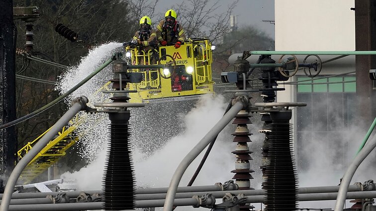 Gaisras šalia Londono Hitrou oro uosto suvaldytas, atšaukta šimtai skrydžių