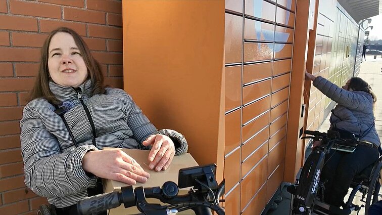 Žmonėms su negalia paštomatais naudotis sunku: „Laukiu kol kas nors prieis“