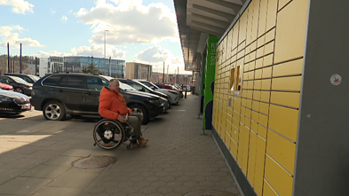 Žmonėms su negalia kyla problemų naudojantis paštomatais
