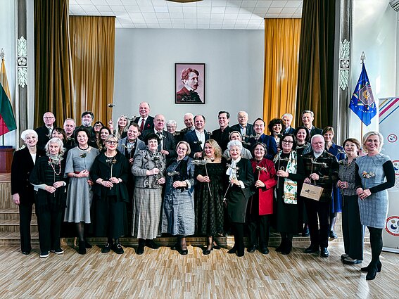 „Dainų dainelės“ kūrėjams ir organizatoriams įteikti garbės ženklai „Dainų dainelės“ kūrėjams ir organizatoriams įteikti garbės ženklai
