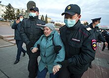 Полиция задерживает женщину на протесте в поддержку Алексея Навального в Улан-Удэ, столице Бурятии (2021).