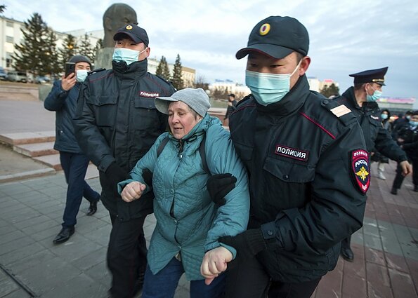 Полиция задерживает женщину на протесте в поддержку Алексея Навального в Улан-Удэ, столице Бурятии (2021).