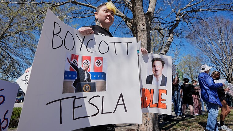 Užsakymai atšaukiami ir Lietuvoje: JAV ir Europoje įsismarkavo judėjimas prieš „Teslas“