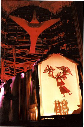 Teatras „Miraklis“. Spektaklių scenarijų autorė, režisierė ir dailininkė Vega Vaičiūnaitė. Spektaklis „Keturi bibliniai šokiai“ pagal Peterio Ebeno muziką, premjera 1997 m. rugsėjo 20 d.