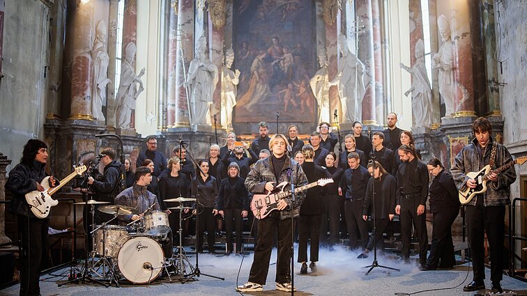 Šiurpulį kelianti staigmena: „Katarsio“ eurovizinė daina suskambo bažnyčioje su choru