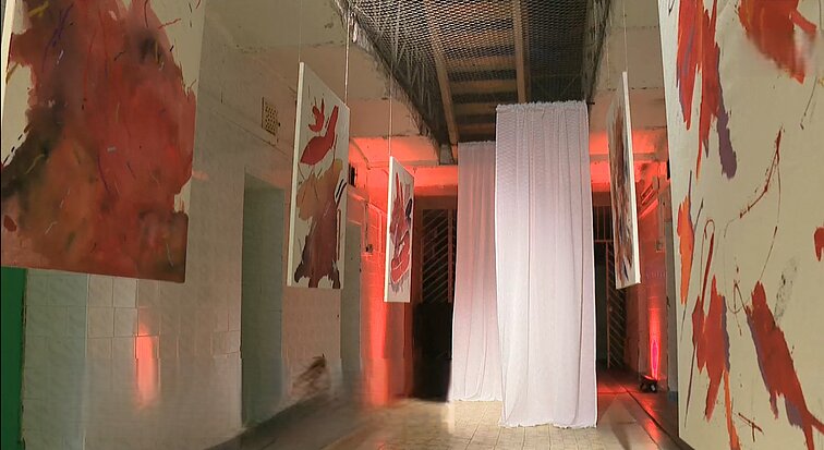 Parodoje – klausimas, ar įmanoma spalvomis visuomenę pažadinti iš kūrybinio snaudulio