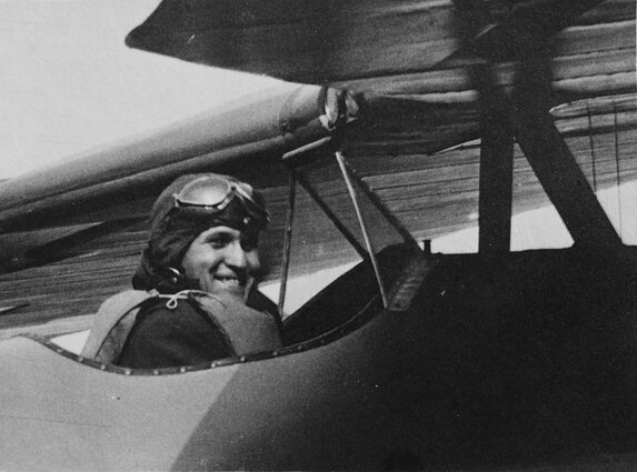 Plk. ltn. Antanas Gustaitis lėktuvo kabinoje, 1934 06 27