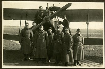 Antanas Gustaitis prie lėktuvo Albatros C.III, ~1924 m.