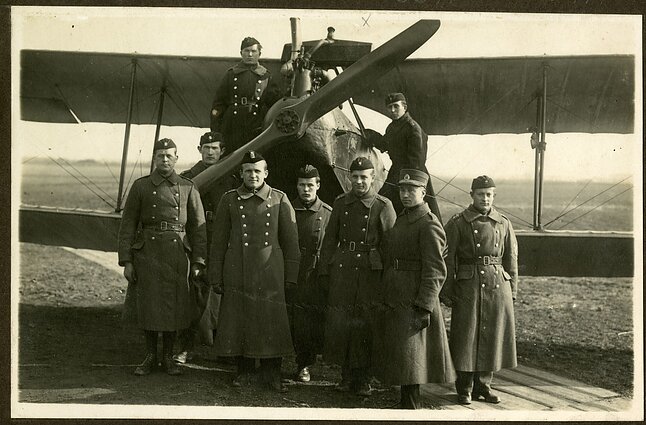 Antanas Gustaitis prie lėktuvo Albatros C.III, ~1924 m.