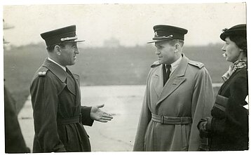 Pulkininkas leitenantas L. Peseckas, pulkininkas A. Gustaitis ir B. Gustaitienė aerodrome
