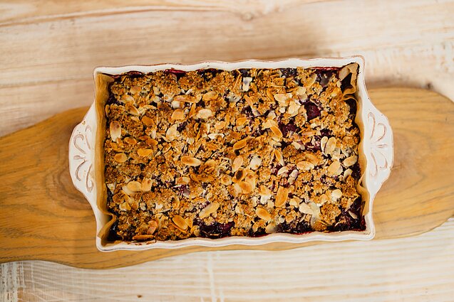 Žiema jau baigėsi, bet uogienių apstu: Beata siūlo išsikepti lengvą riešutinį trupiniuotį