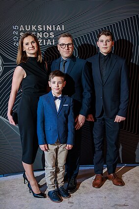 „Auksiniuose scenos kryžiuose“ – iškiliausios teatro žvaigždės ir kultūros elitas „Auksiniuose scenos kryžiuose“ – iškiliausios teatro žvaigždės ir kultūros elitas