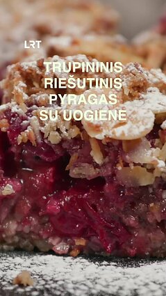 Beata kviečia pasigaminti trupininį pyragą su uogiene
