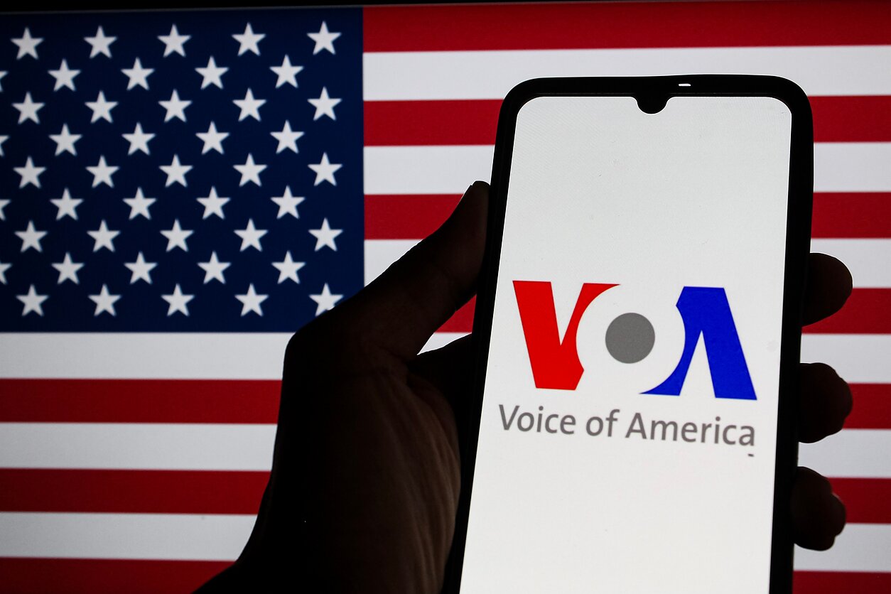 Логотип радиостанции "Голос Америки"