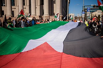  Keli šimtai žmonių šeštadienį Vilniuje dalyvavo Palestinos palaikymo akcijoje. 