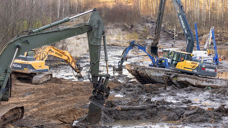 Gelbėjimo operacija Pabradėje tęsiasi: šarvuotis toliau grimzta į pelkę