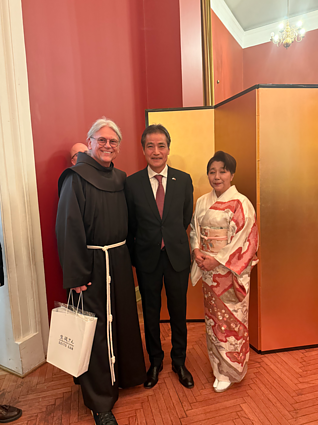 Brolis Benediktas ir Japonijos ambasadorius