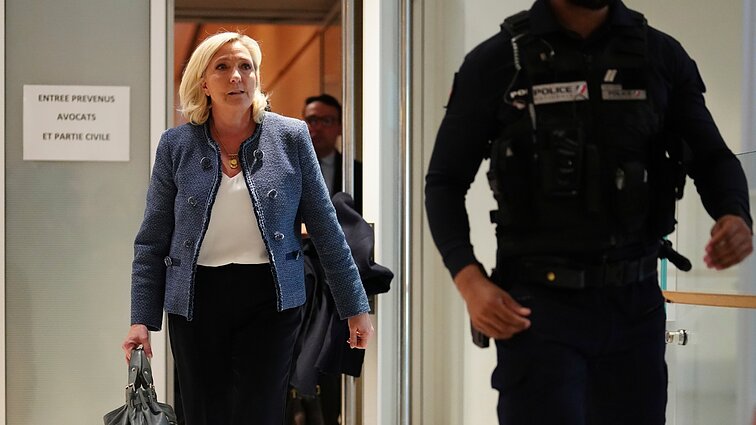 Aptarė dėl sukčiavimo nuteistos Le Pen padėtį: kyla diskusijos, kad tai – susidorojimas