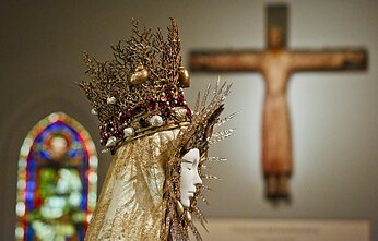 „Heavenly Bodies: Fashion and the Catholic Imagination“