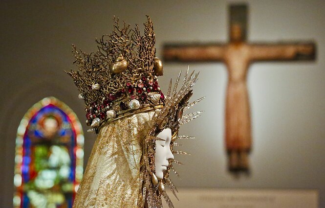 „Heavenly Bodies: Fashion and the Catholic Imagination“