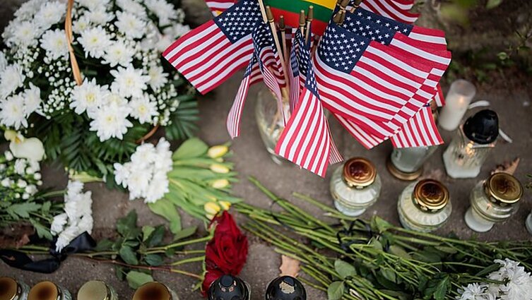 Prie JAV ambasados Vilniuje pagerbti žuvę amerikiečių kariai
