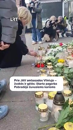 Prie JAV ambasados Vilniuje atiduodama pagarba žuvusiems kariams