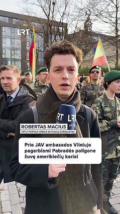 Prie JAV ambasados Vilniuje – žvakės ir gėlės: pagerbti JAV kariai