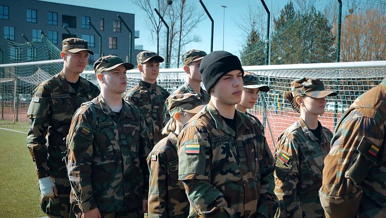 „Svajonė – kariuomenė“: kaip elgtis atėjus dienai X, kadetų licėjuje žino net penktokai
