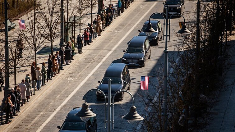 Šimtai žmonių į paskutinę kelionę išlydėjo pratybose žuvusius keturis JAV karius