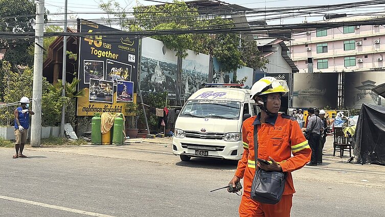 Aukų skaičiui Mianmare augant, karinė chunta pirmenybę teikia kovai, ne žmonių gelbėjimui