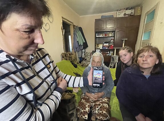 Hana Morgunova su dukromis ir anūke rodo, kaip atrodė namas Uhrojiduose iki karo