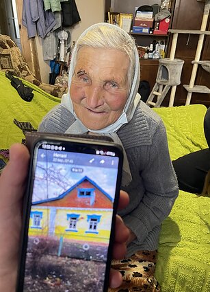 86 metų Hana Morgunova pyksta dėl sugriauto namo bei viso kaimo ir ragina karius negailėti Maskvos