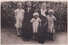 . Šeima apie 1937 m. Iš kairės į dešinę: Julija Šuliauskaitė-Litvinaitienė (vyriausia sesuo), tėvas Juozas Šuliauskas, viduryje stovi Elena Šuliauskaitė (sesuo Gerarda), mama Ieva Listopeckaitė-Šuliauskienė, Marytė Šuliauskaitė-Marcinkevičienė . Šeima apie 1937 m. Iš kairės į dešinę: Julija Šuliauskaitė-Litvinaitienė (vyriausia sesuo), tėvas Juozas Šuliauskas, viduryje stovi Elena Šuliauskaitė (sesuo Gerarda), mama Ieva Listopeckaitė-Šuliauskienė, Marytė Šuliauskaitė-Marcinkevičienė