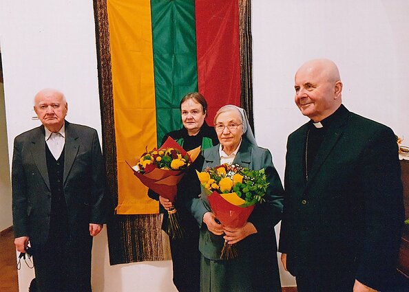 Gavus Laisvės premiją. Iš kairės: Petras Plumpa, sesuo Bernadeta Mališkaitė, sesuo Gerarda-Elena Šuliauskaitė, kardinolas Sigitas Tamkevičius, 2022 m. sausio 13 d.
