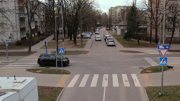 „Kelias – ne vieta spręsti rebusus“: vairuotojai piktinasi pirmumo ženklų trūkumu